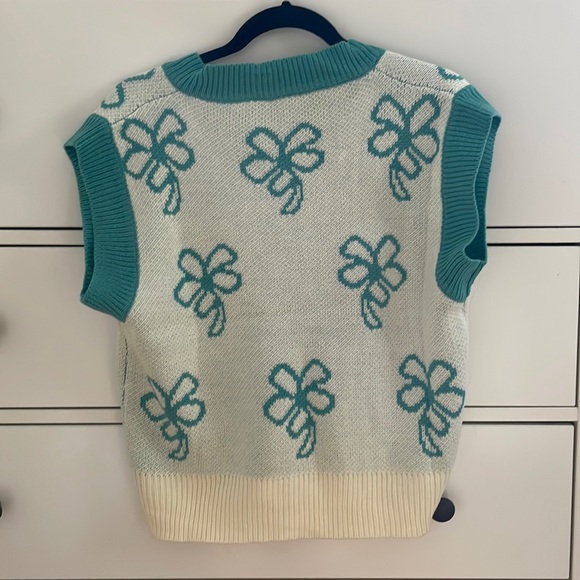 Blue Flower Print Sweater Vest - Picture 2 of 4